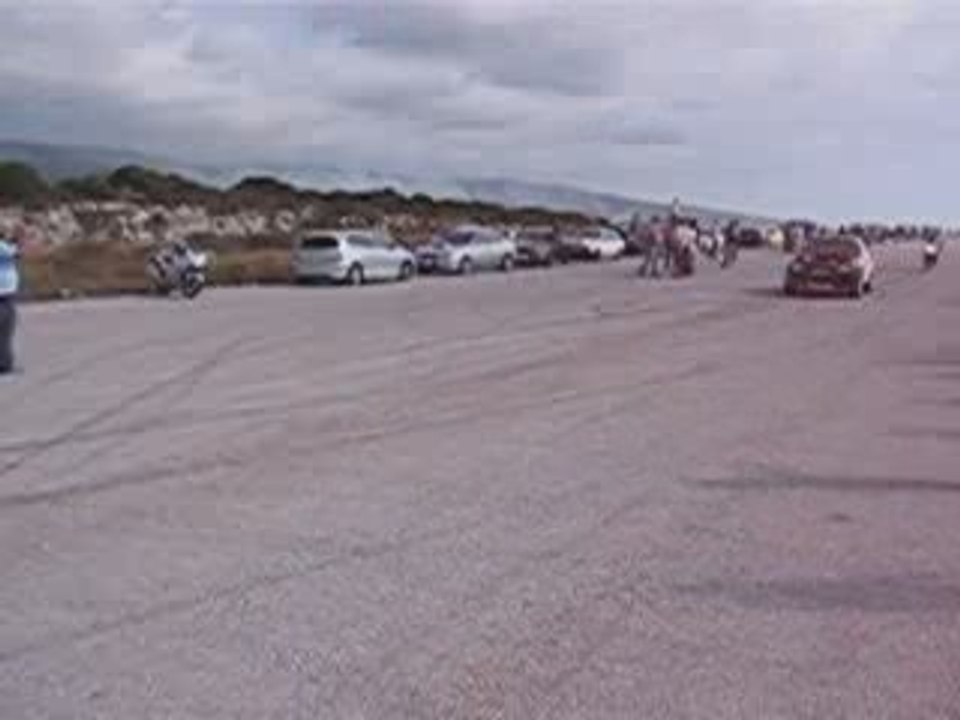 peugeot 104 vs yamaha r1