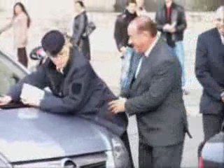 Berlusconi s'amuse avec une pervenche