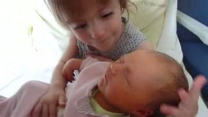 Mathilde fait connaissance avec sa soeur