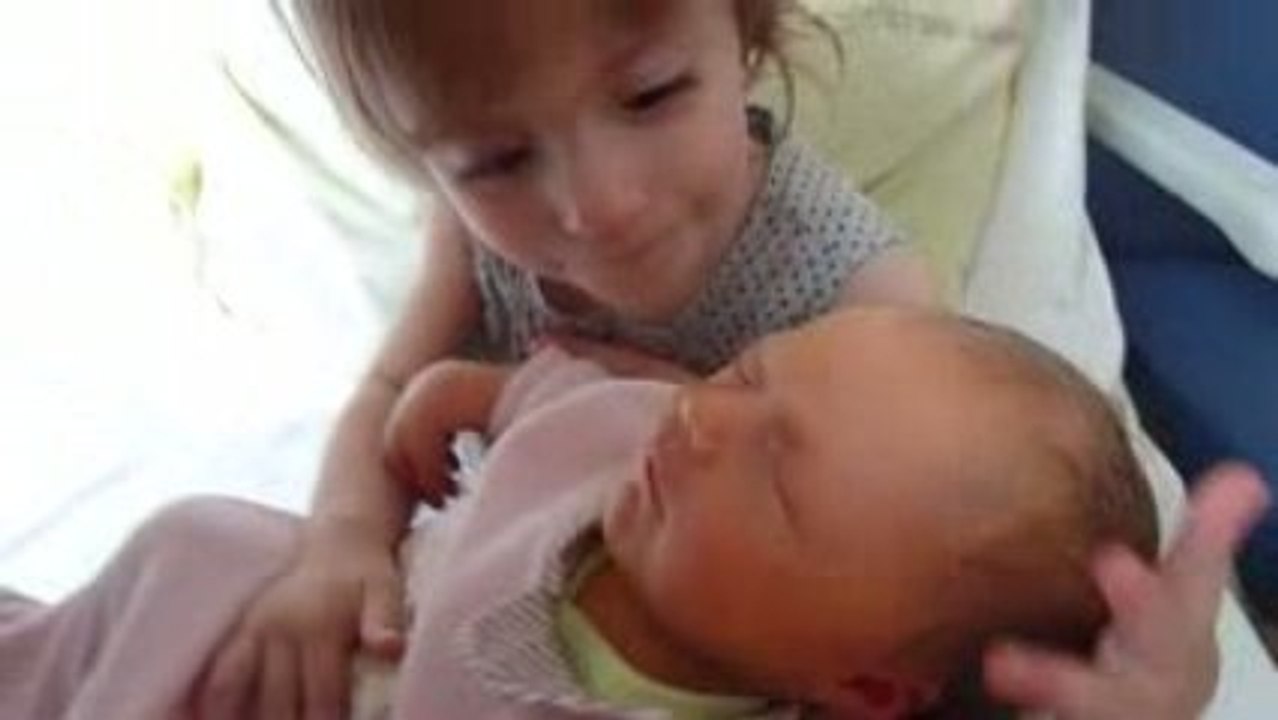 Mathilde fait connaissance avec sa soeur