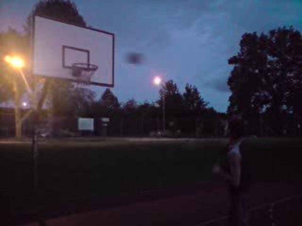 Régis fait du basket ! ENORME !!!