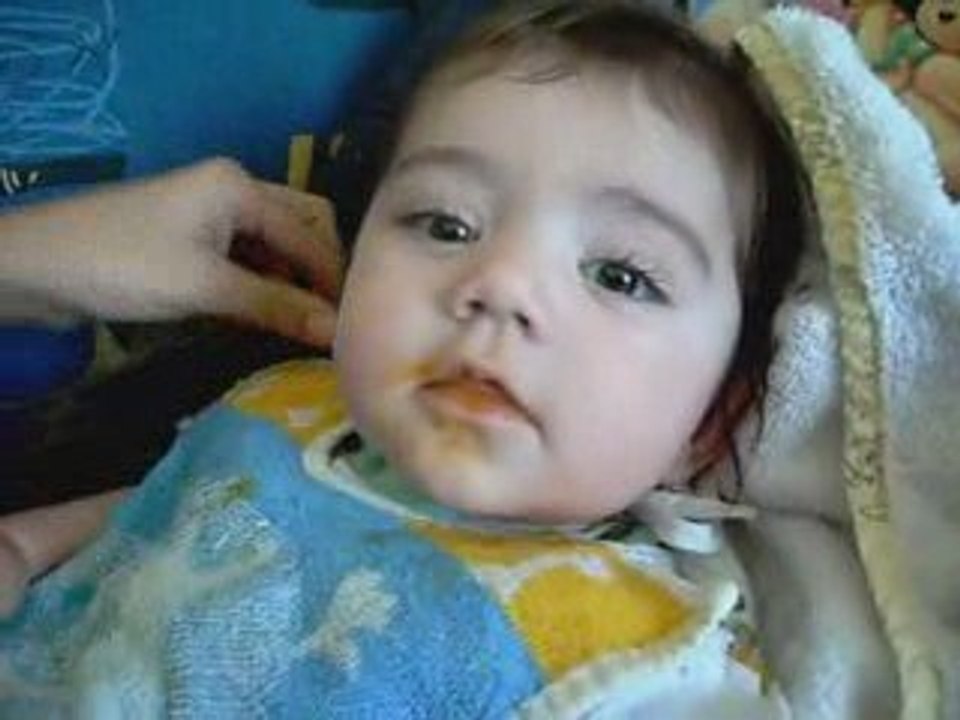 Titouan et ses premières cuillerées de carottes