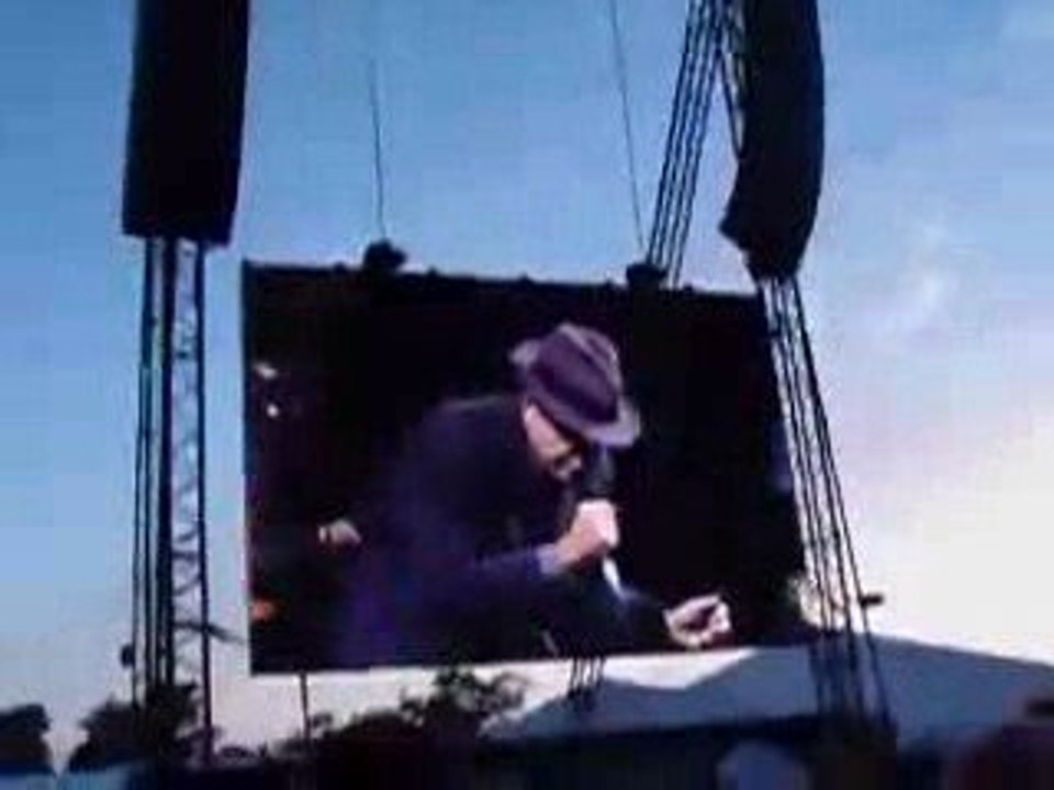 Leonard Cohen sings  HIS  'Hallelujah' at Glastonbury 2008