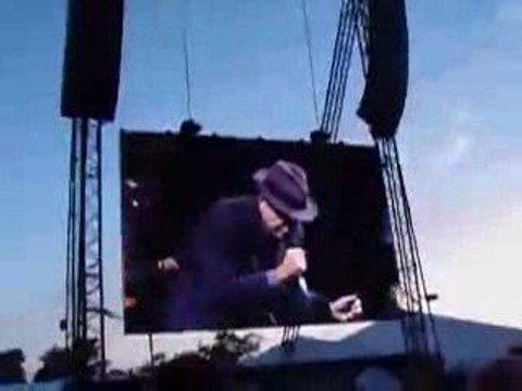 Leonard Cohen sings HIS 'Hallelujah' at Glastonbury 2008