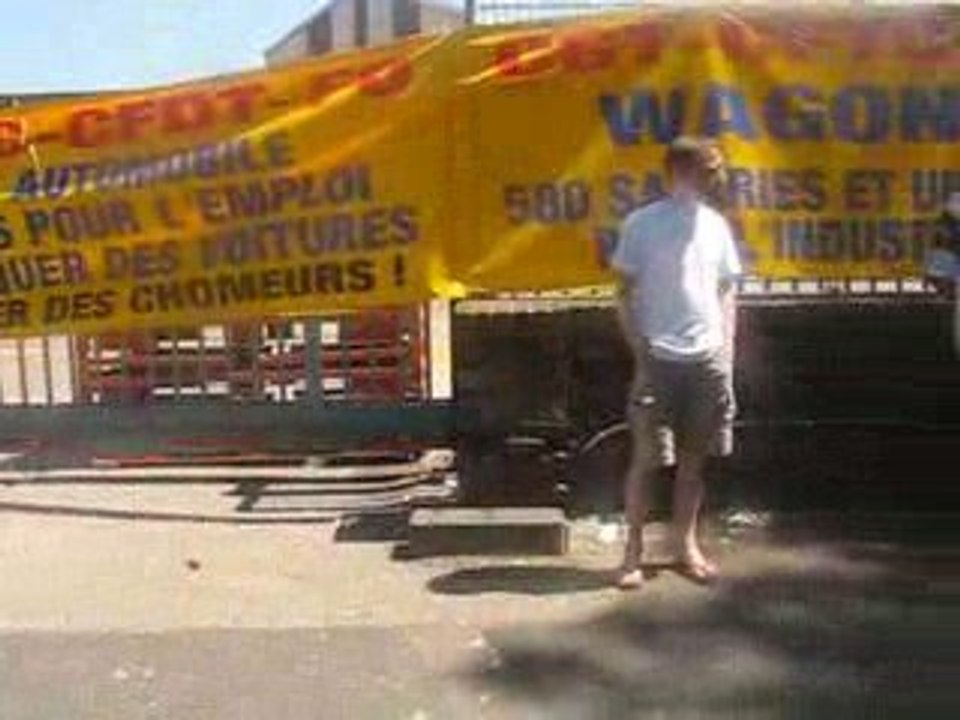 LES TRAVAILLEURS DE WAGON FONT SIGNER DES PETITIONS