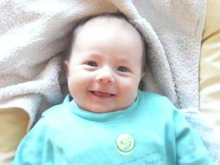 Laura fait des sourires