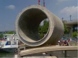 Chargement de tuyaux de 20 tonnes sur péniche