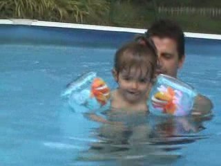 Sarah dans la piscine