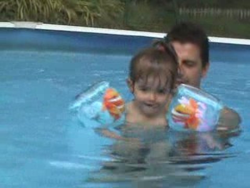 Sarah dans la piscine