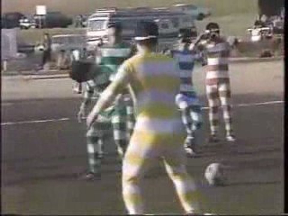 jouer au foot avec des jumelles