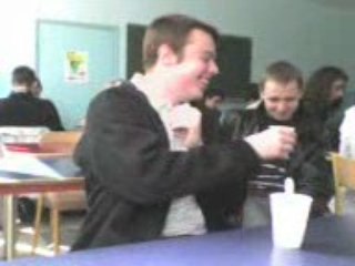 Charly Bellenger qui se prépare à manger un oeuf cru x)