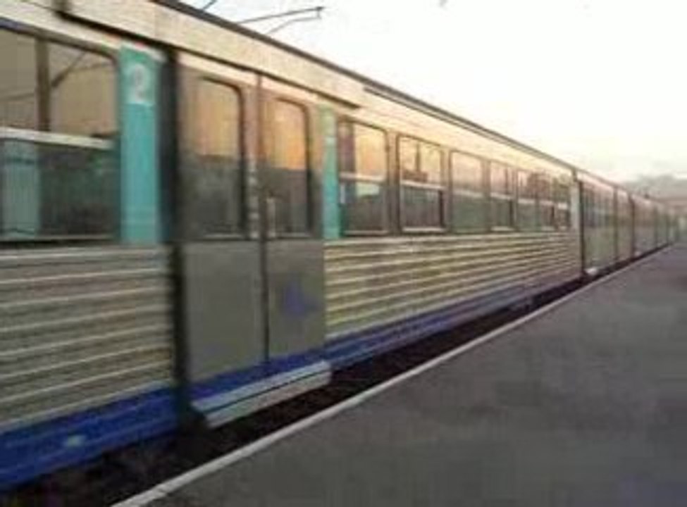 arrivée en gare de la bb 67608 avec le rrr bleu picardie