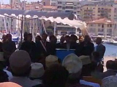 Cérémonie de recueillement lors du crash du AIRBUS A310 300 de la Yemenia Airways au large des cotes comorienne