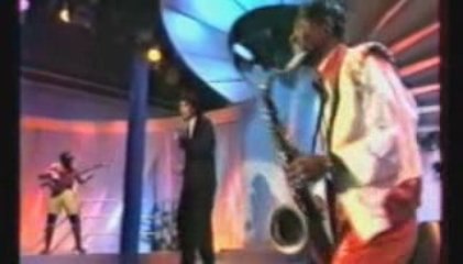 El Chato chante "Money"