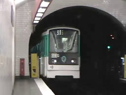 MF67 : Arrivée à la station Louise Michel sur la ligne 3 du métro parisien