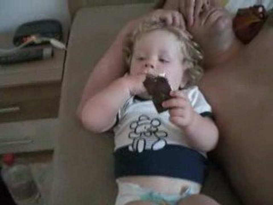 Mika isst immer noch an der Milchschnitte!