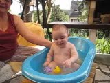 Corentin 07 2009 - Le bain au jardin...