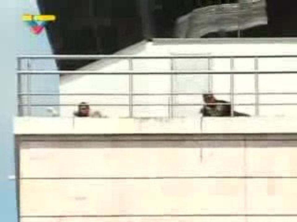 FRANCOTIRADORES DE LA POLICÍA APUNTAN AL PUEBLO DESARMADO