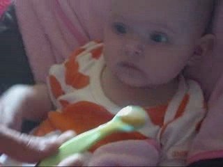 eva mange son premier petit pot