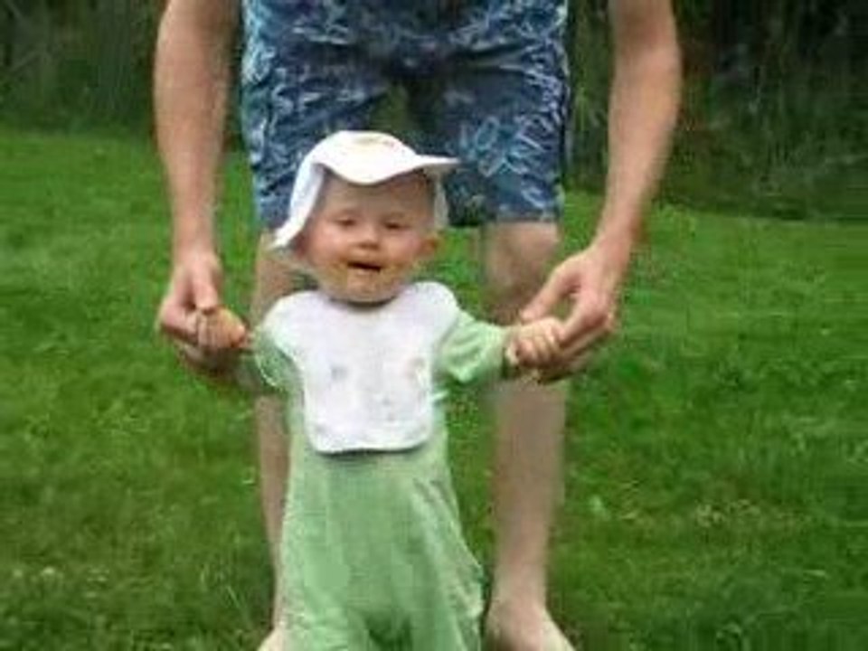 Baptiste dans  le jardin premiers pas