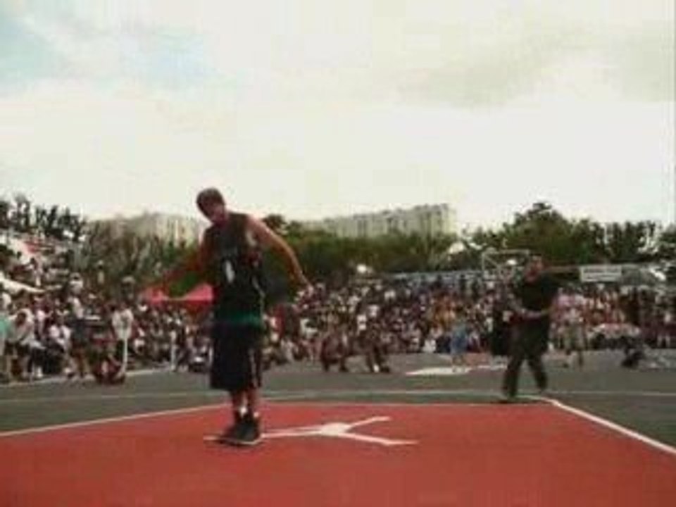 Golden Child Quai 54 Dunk over Kadour Ziani