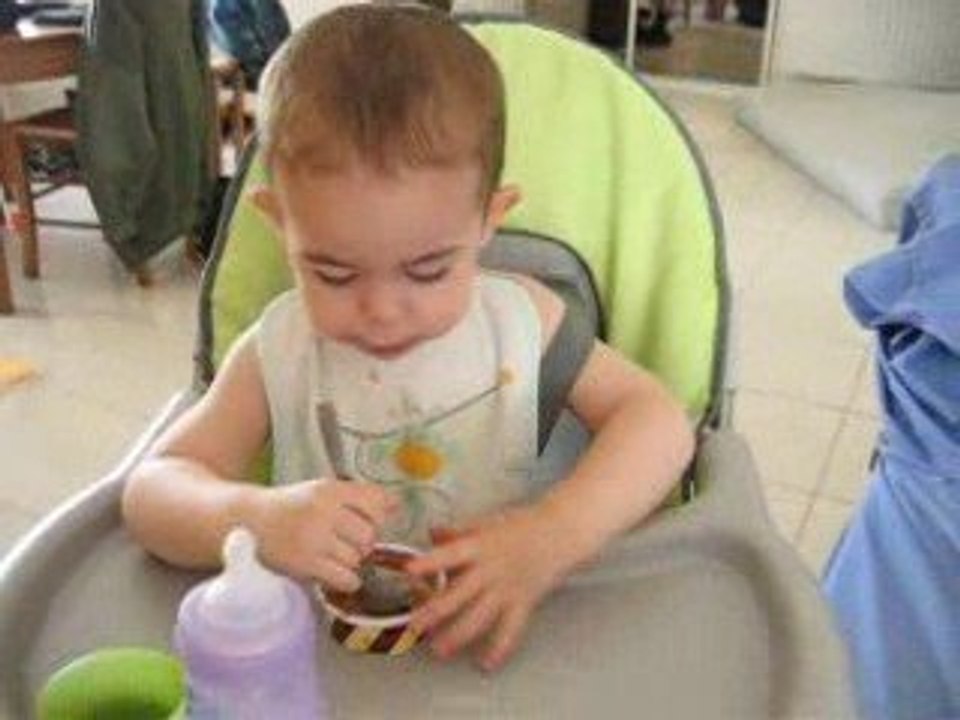 noa mange une glace