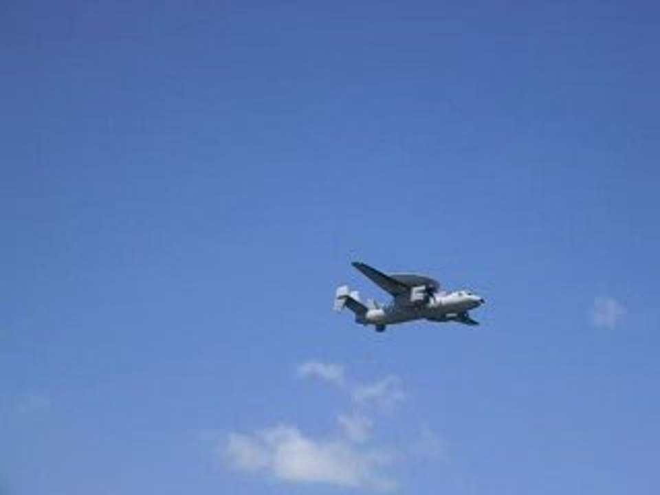 Passage d'un E-2C Hawkeye a la ferte alais 2009