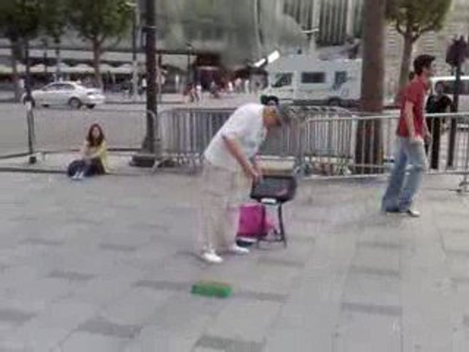 Papy Dance sur les Champs Elysées (4/07/2009)