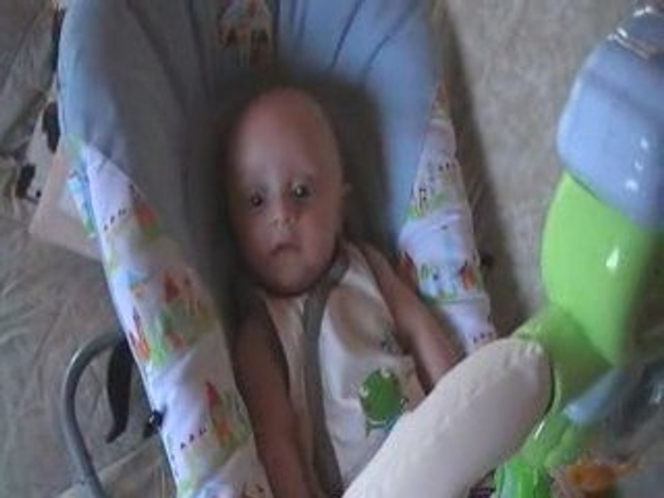 Léo taquine sa maman (3 mois)