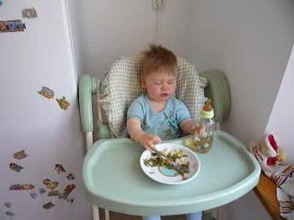 Thomas grandi trop vite, il mange tout seul comme un grand