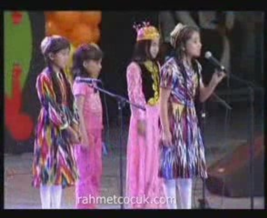 D.türkistanlı Çoçuktan bayrak eylemi