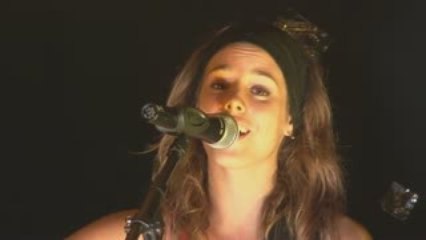 Jeune chanteuse en concours