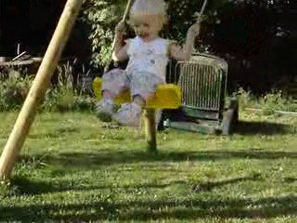 anaelle sur sa balancoire