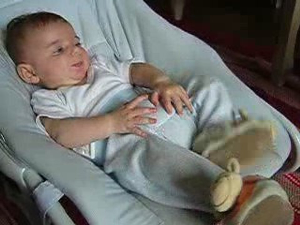 Je joue avec mes pieds 2