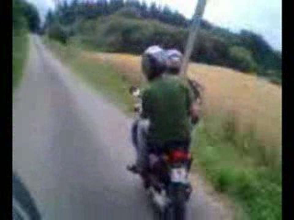 berga sur le scoot avec sa tronceneuse