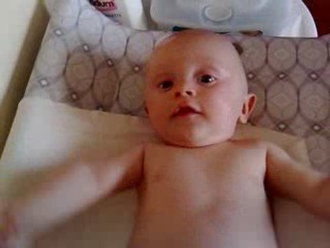 Sourires sur ma table à langer