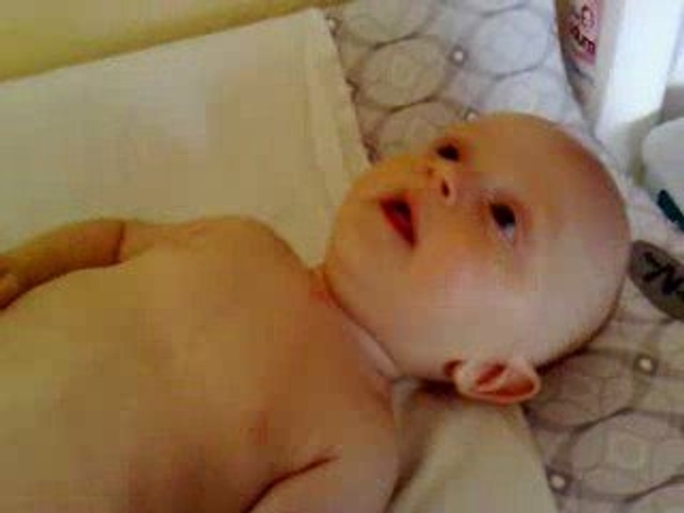 J'adore être sur ma table à langer...(Léo 3 mois)