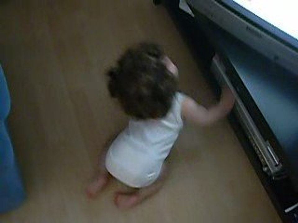 Elisa découvre la télé...