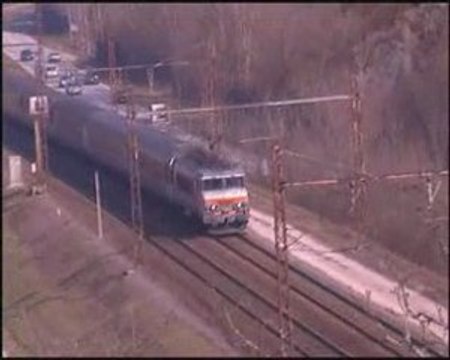 Une BB 22200 entre en gare de Virieu-le-Grand