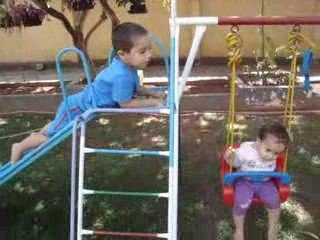 Maria, João e Gabriel no parquinho