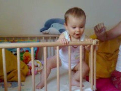 poupinette se met debout toute seule!!!!!