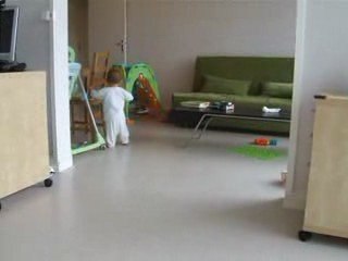 Elio walking, too easy! (just 1year old)