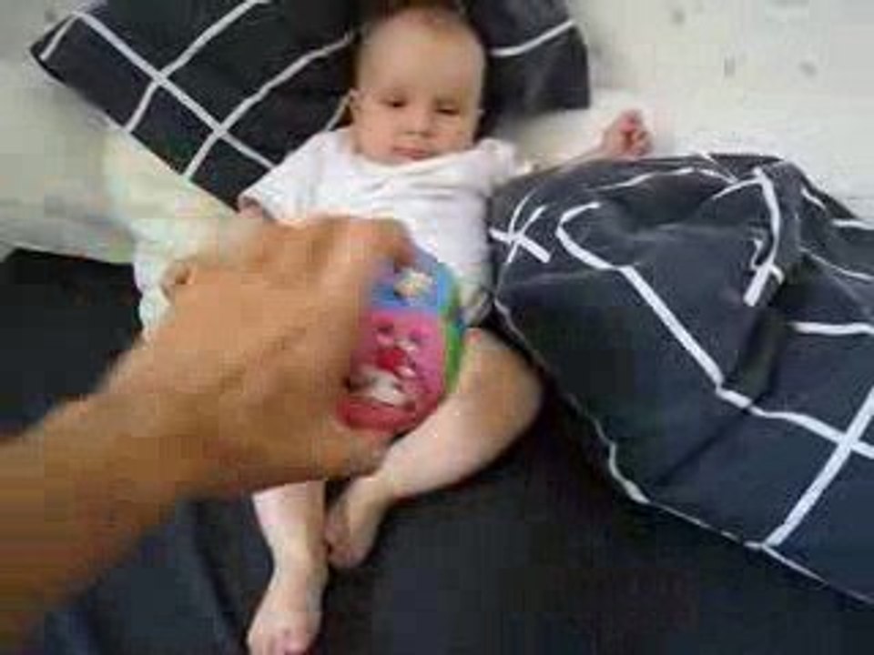 Caroline joue au foot