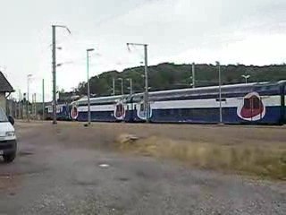 Départ de la BB27339 et ses 6 VB2N rénovés Bleus à Serquigny