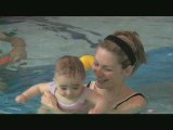 Bébés nageurs à la piscine municipale