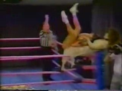 Susie Spirit vs Dementia (GLOW Wrestling)