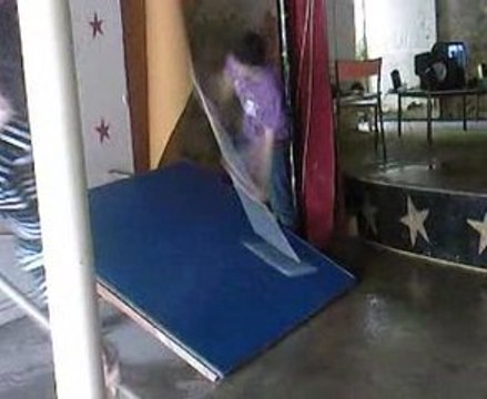 Danse en passant le balais .. Moonwalk