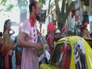 Avignon OFF 09 La parade & filles pieds nus...