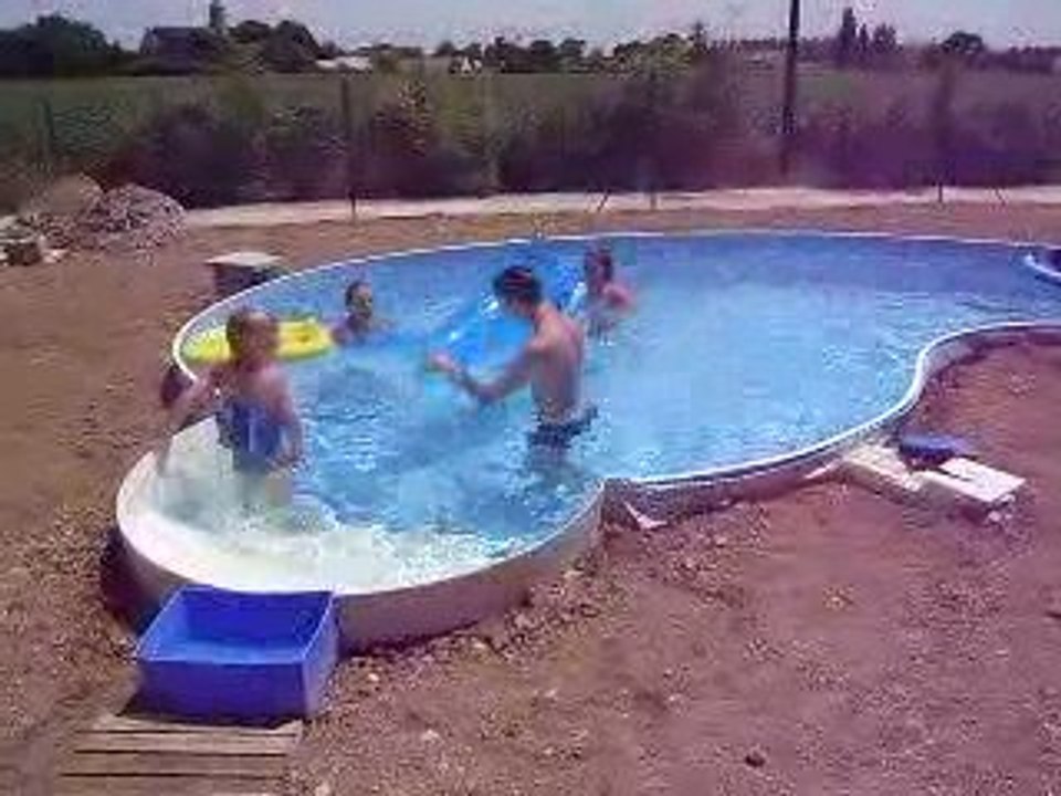38° dehors 28° dans l'eau tous les monde dans la piscine