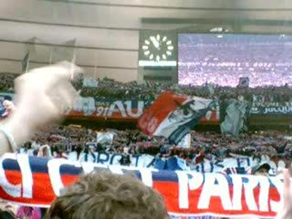 LA FETE DANS LES TRIBUNES APRES LA VICTOIRE DU PSG